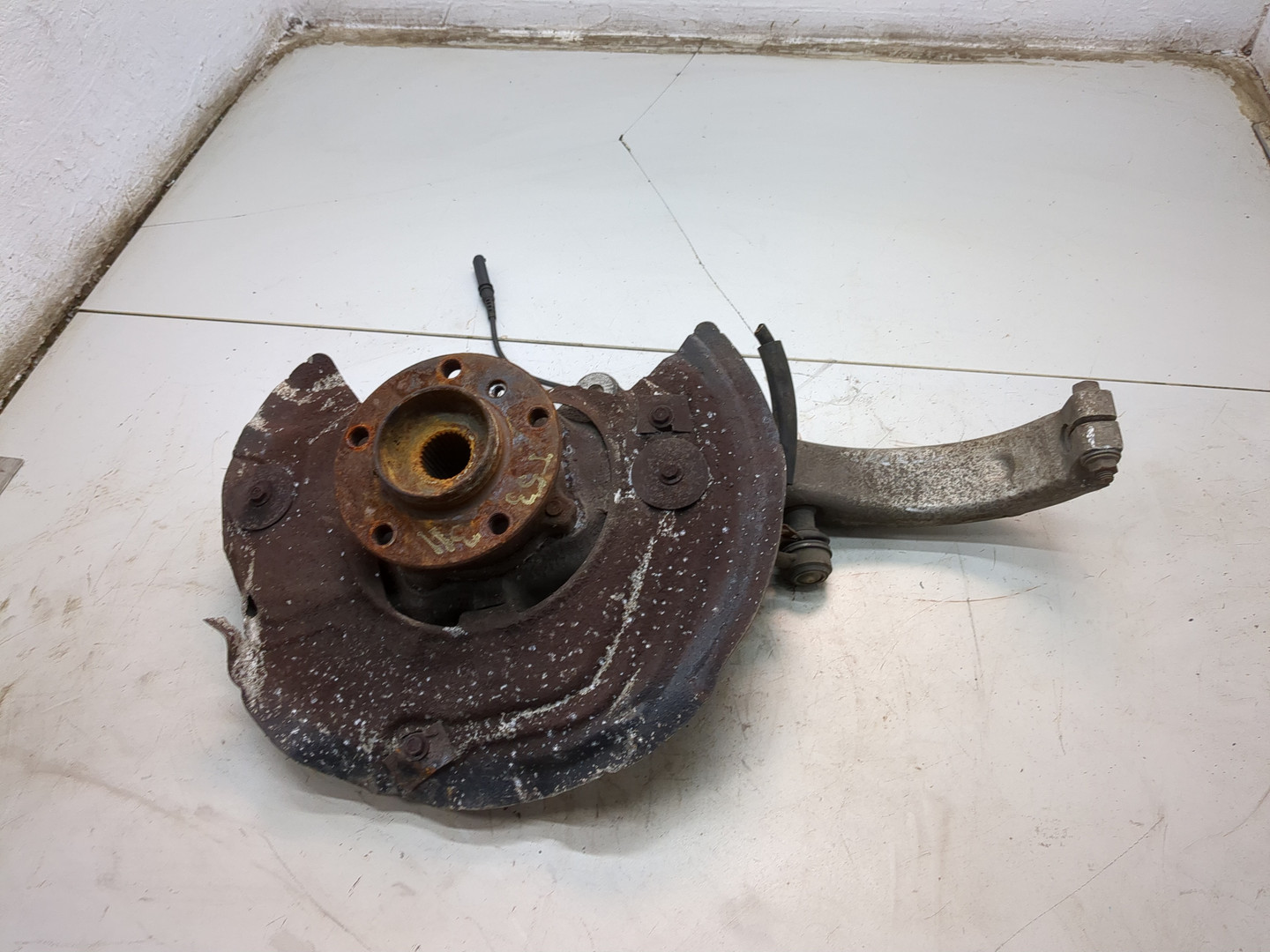 Кулак поворотный передний правый