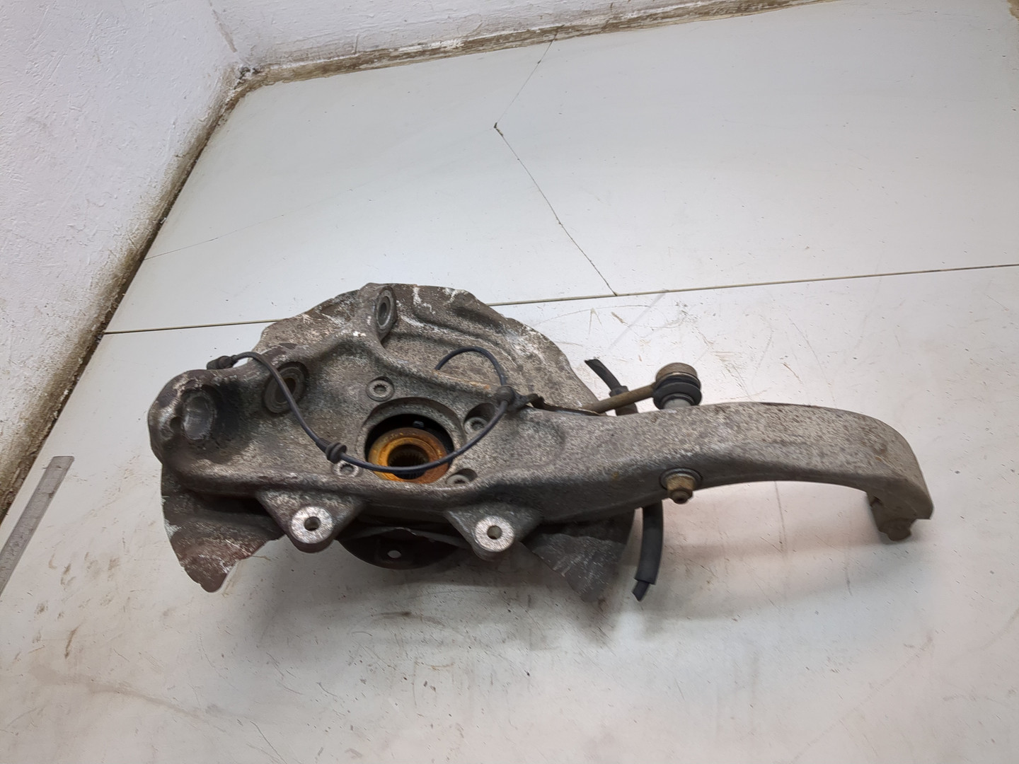 Кулак поворотный передний правый