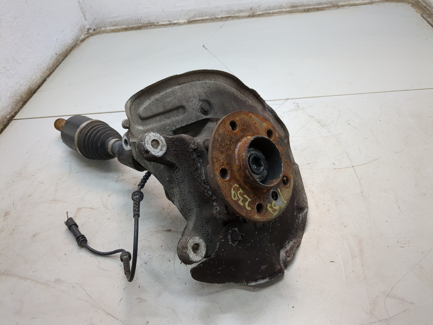 Кулак поворотный передний левый