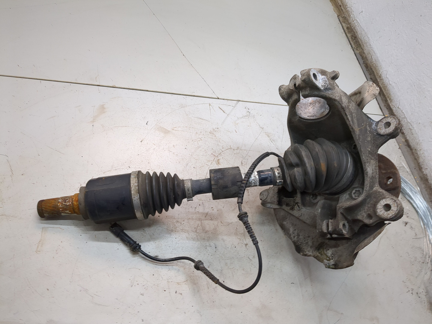 Кулак поворотный передний левый