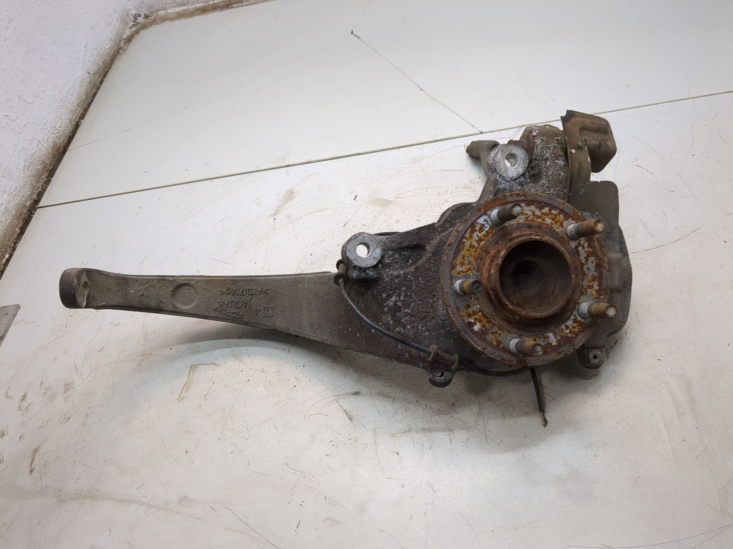 Кулак поворотный передний левый