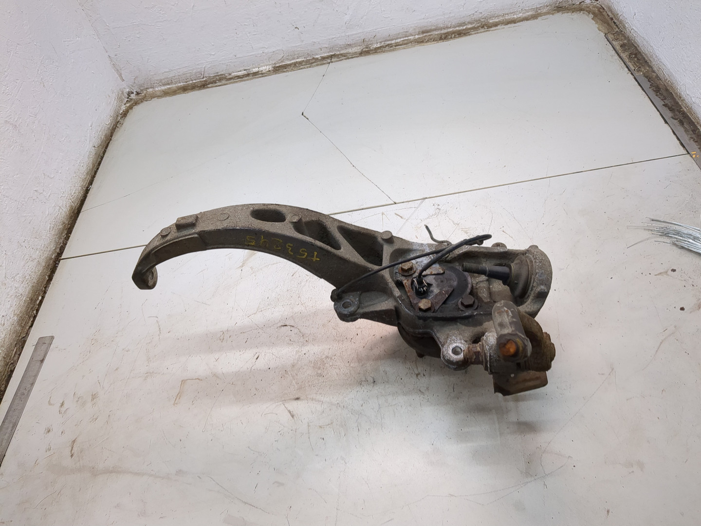 Кулак поворотный передний левый