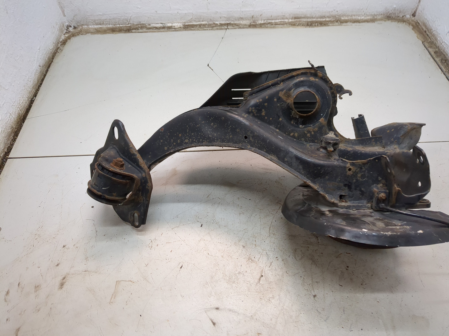 Кулак поворотный задний левый