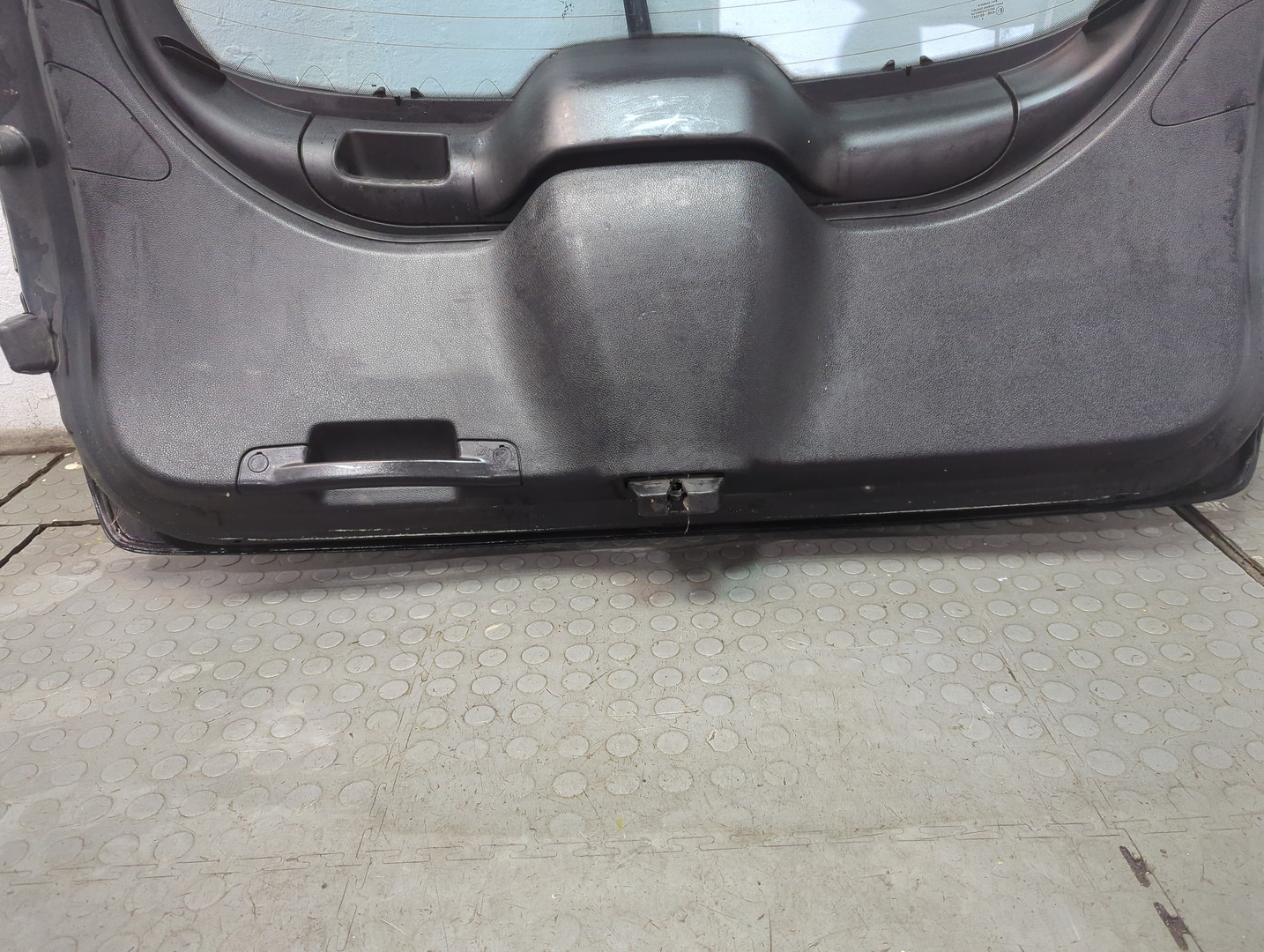 Дверь багажника