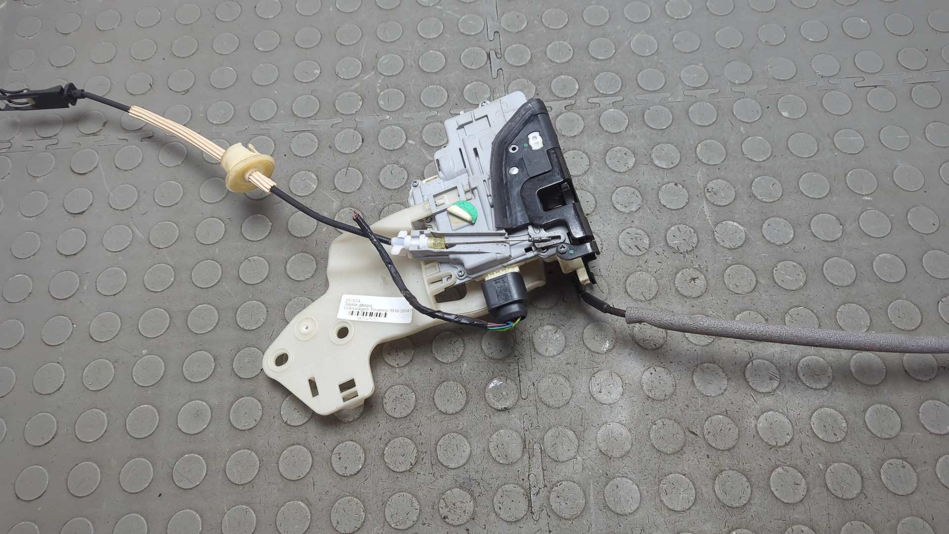 Замок двери передней правой