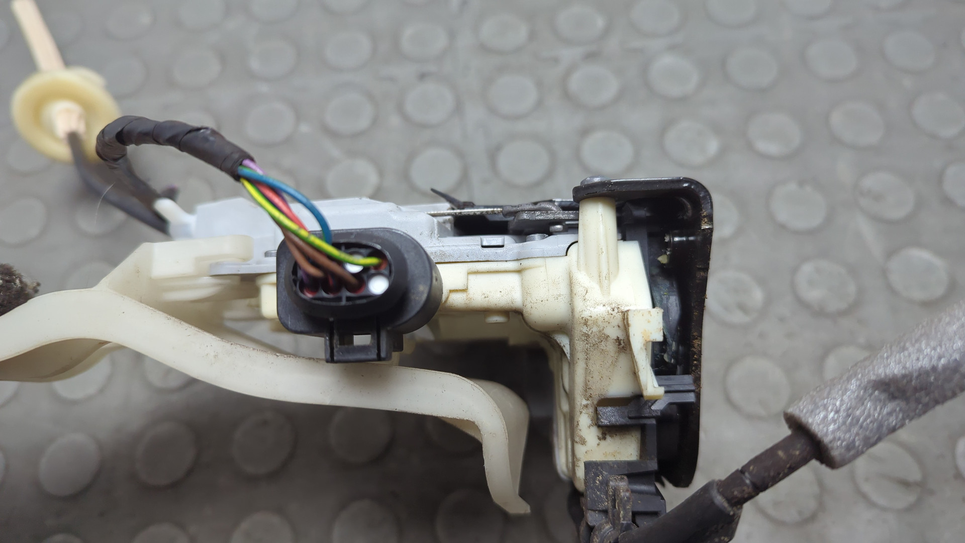 Замок двери передней правой