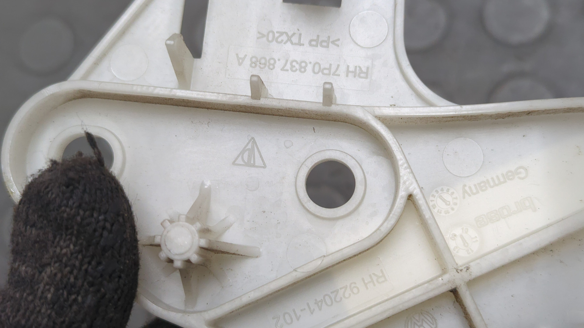 Замок двери передней правой