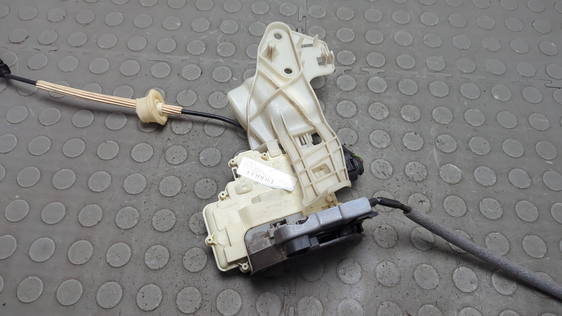 Замок двери передней правой