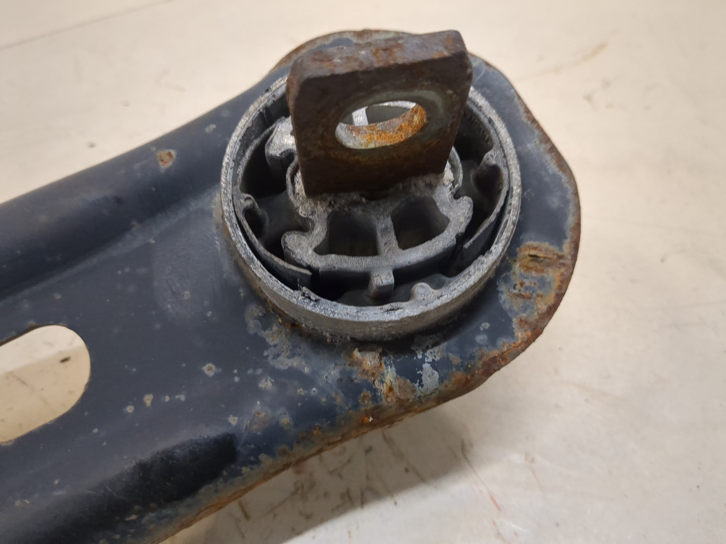 Рычаг задний левый