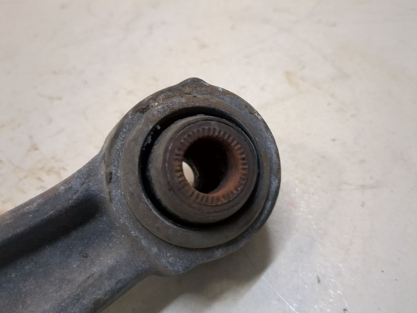 Рычаг передний правый