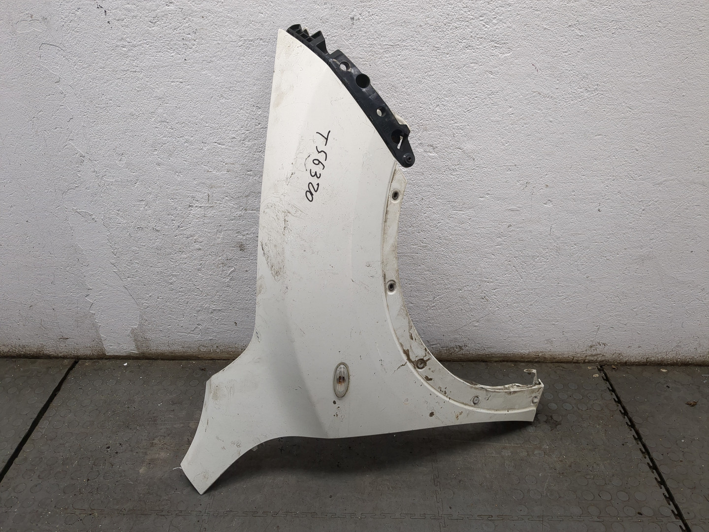 Крыло переднее правое