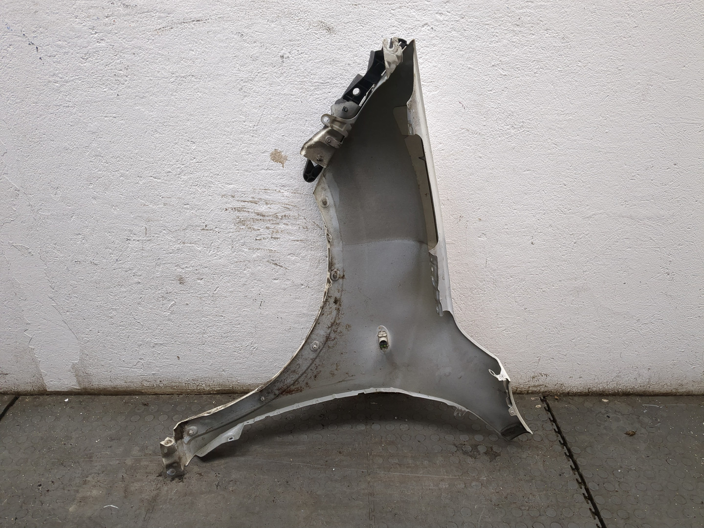 Крыло переднее правое