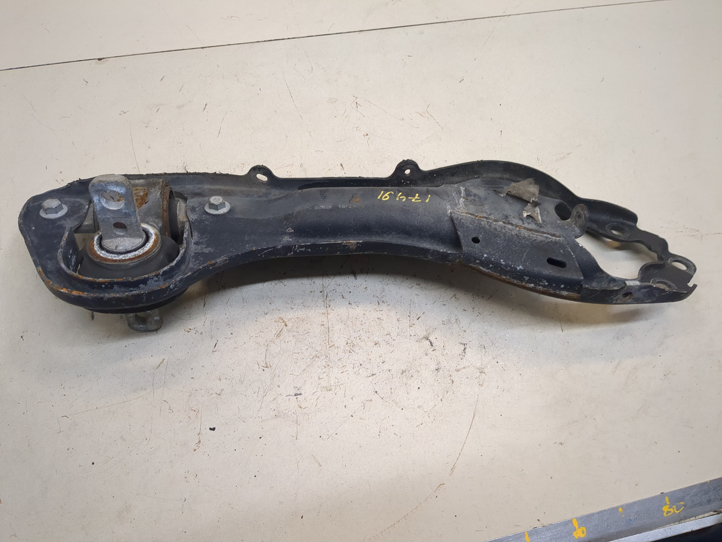 Рычаг задний левый