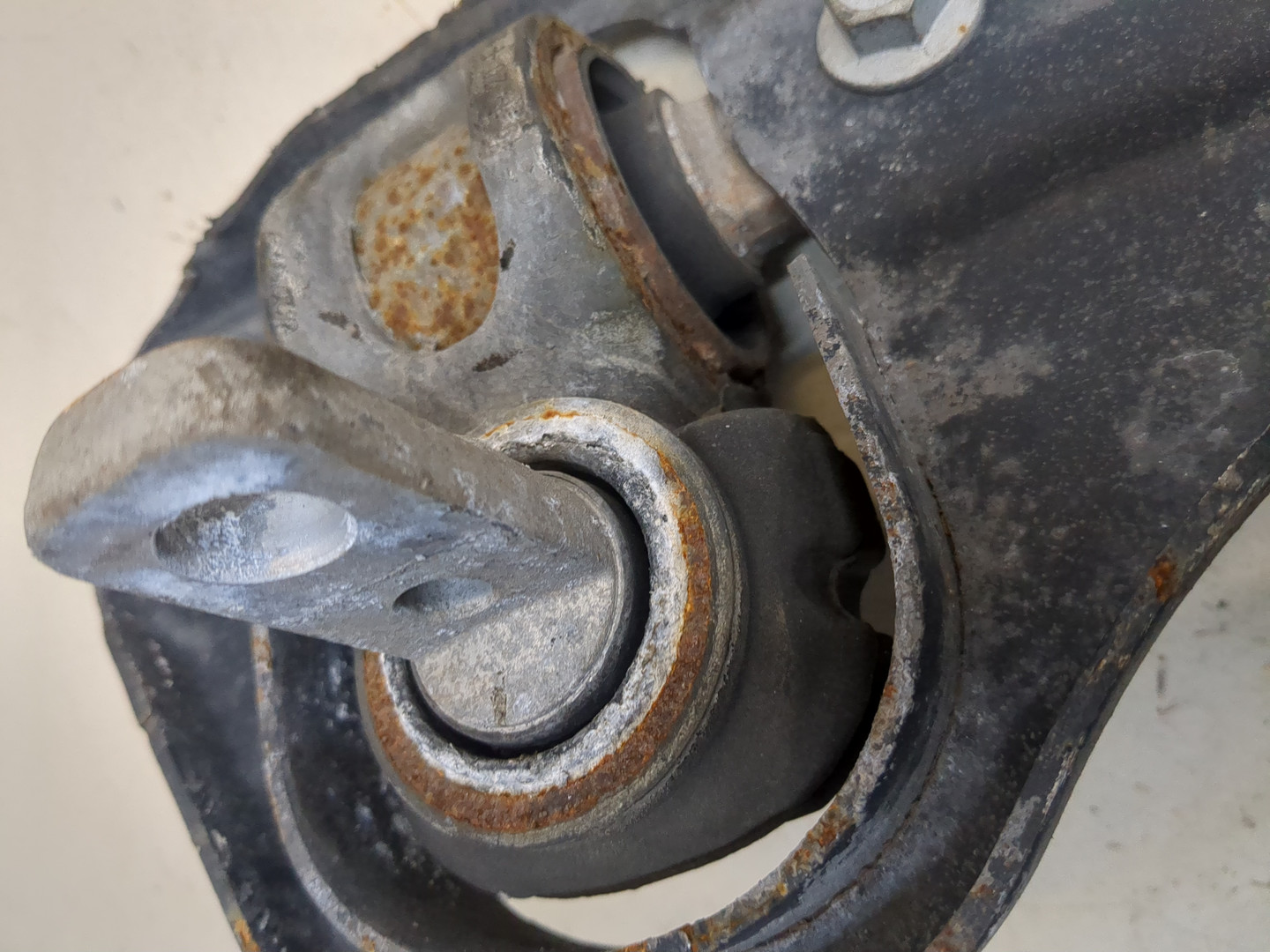 Рычаг задний левый