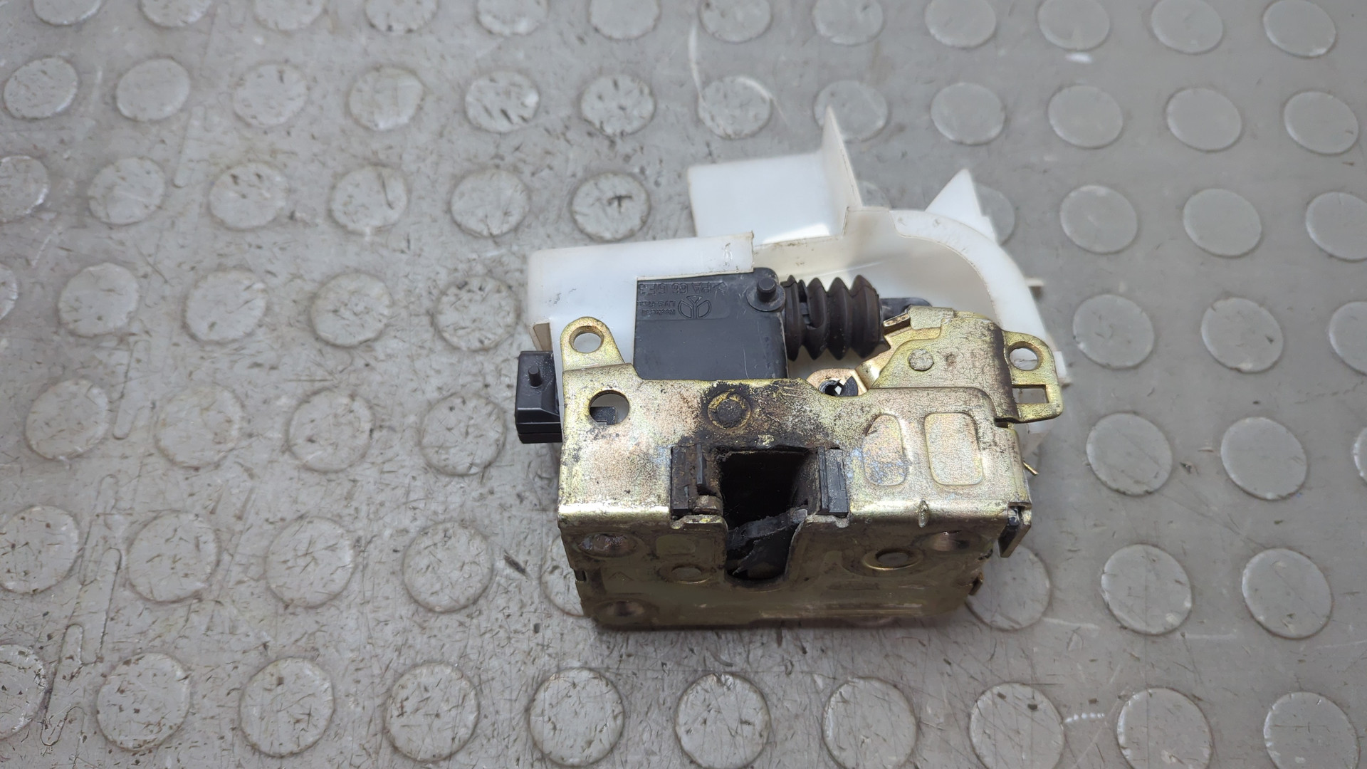 Замок двери передней правой