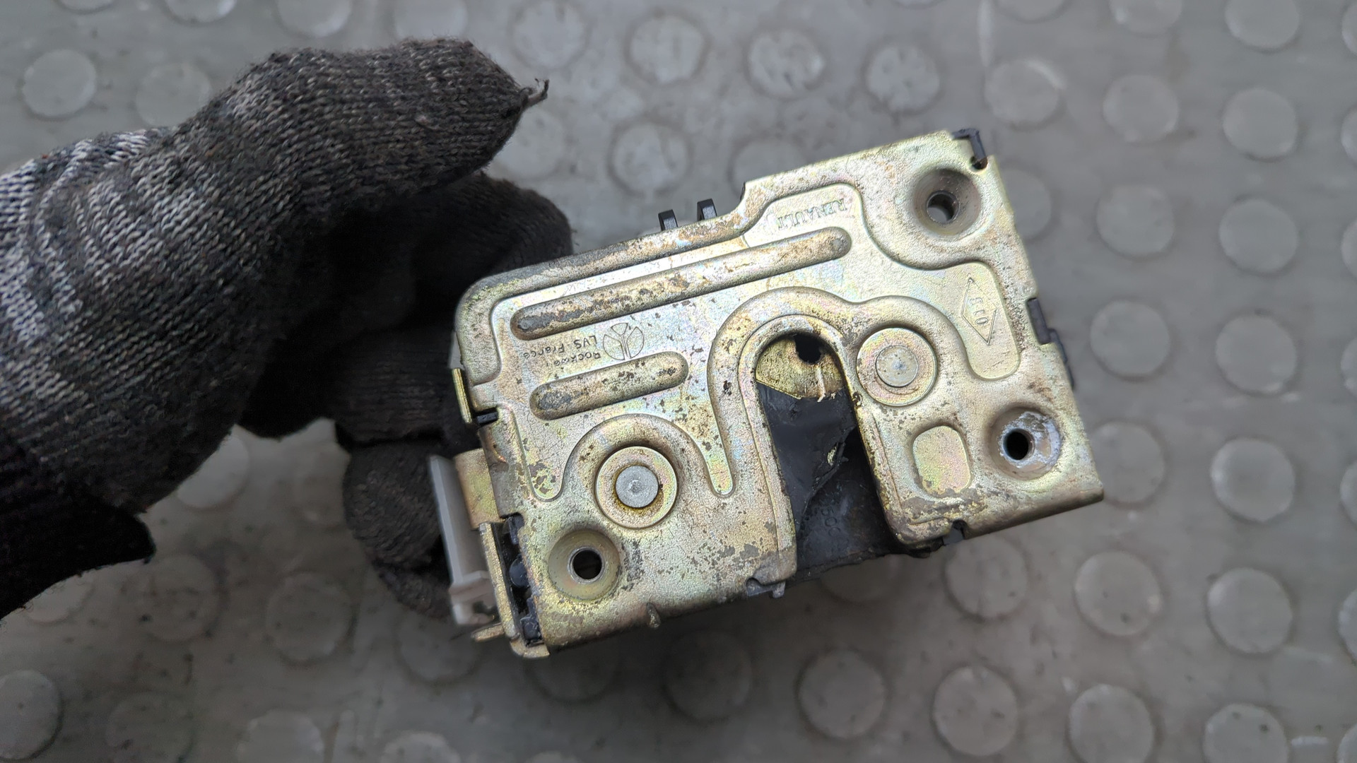 Замок двери передней правой