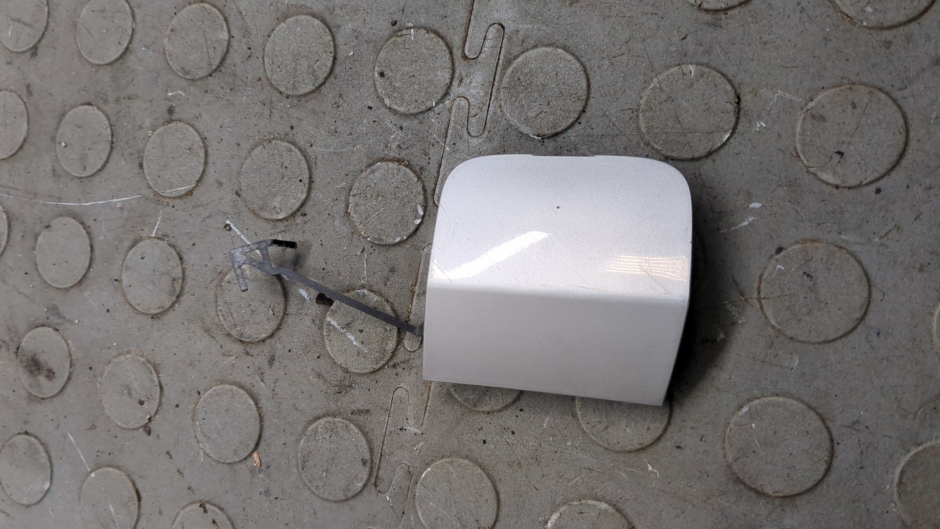 Заглушка буксировочного крюка