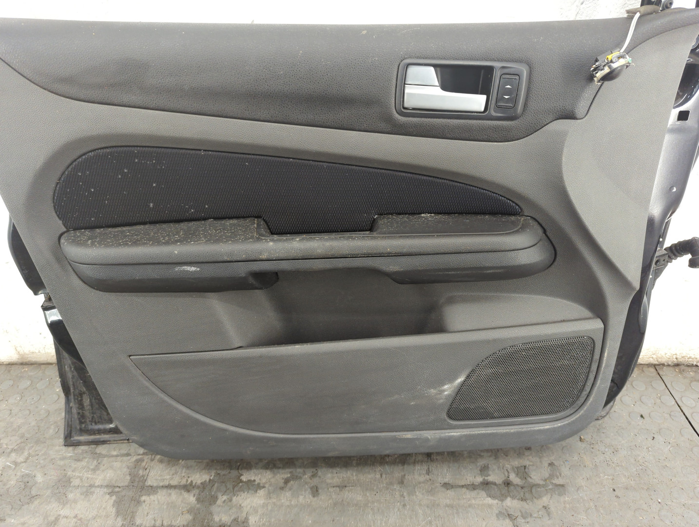 Дверь передняя левая