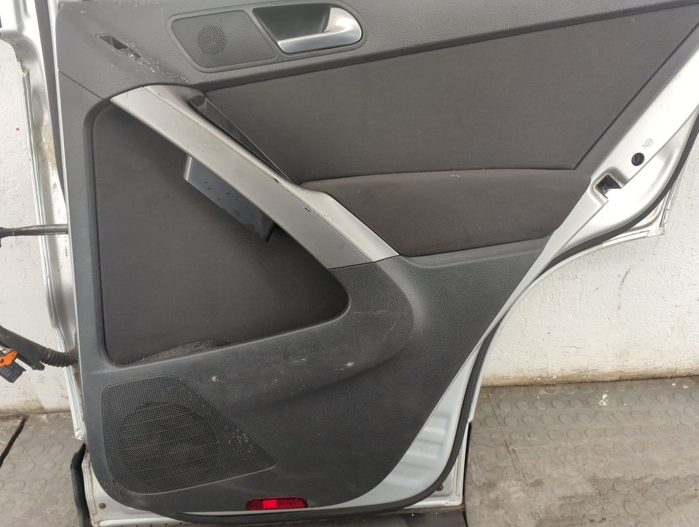 Дверь задняя правая