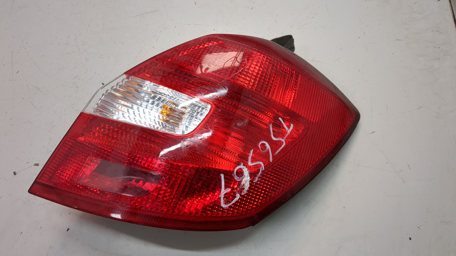 Фонарь задний правый