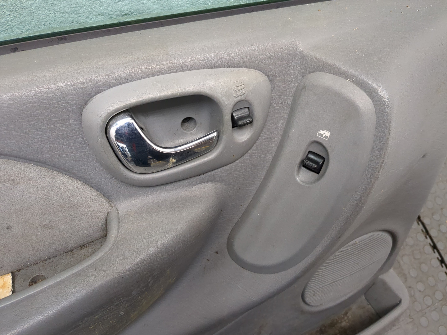 Дверь передняя левая