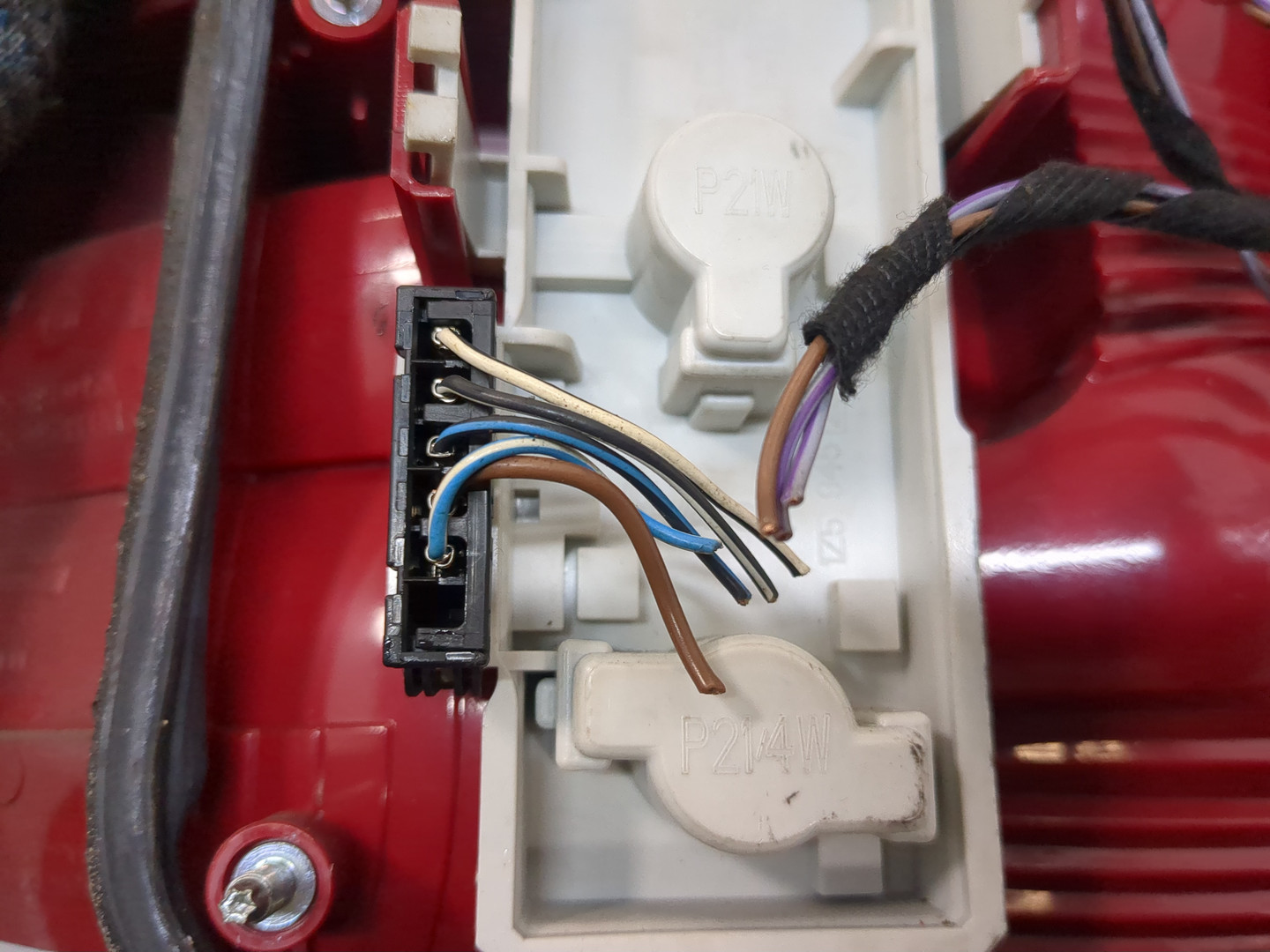 Фонарь задний левый