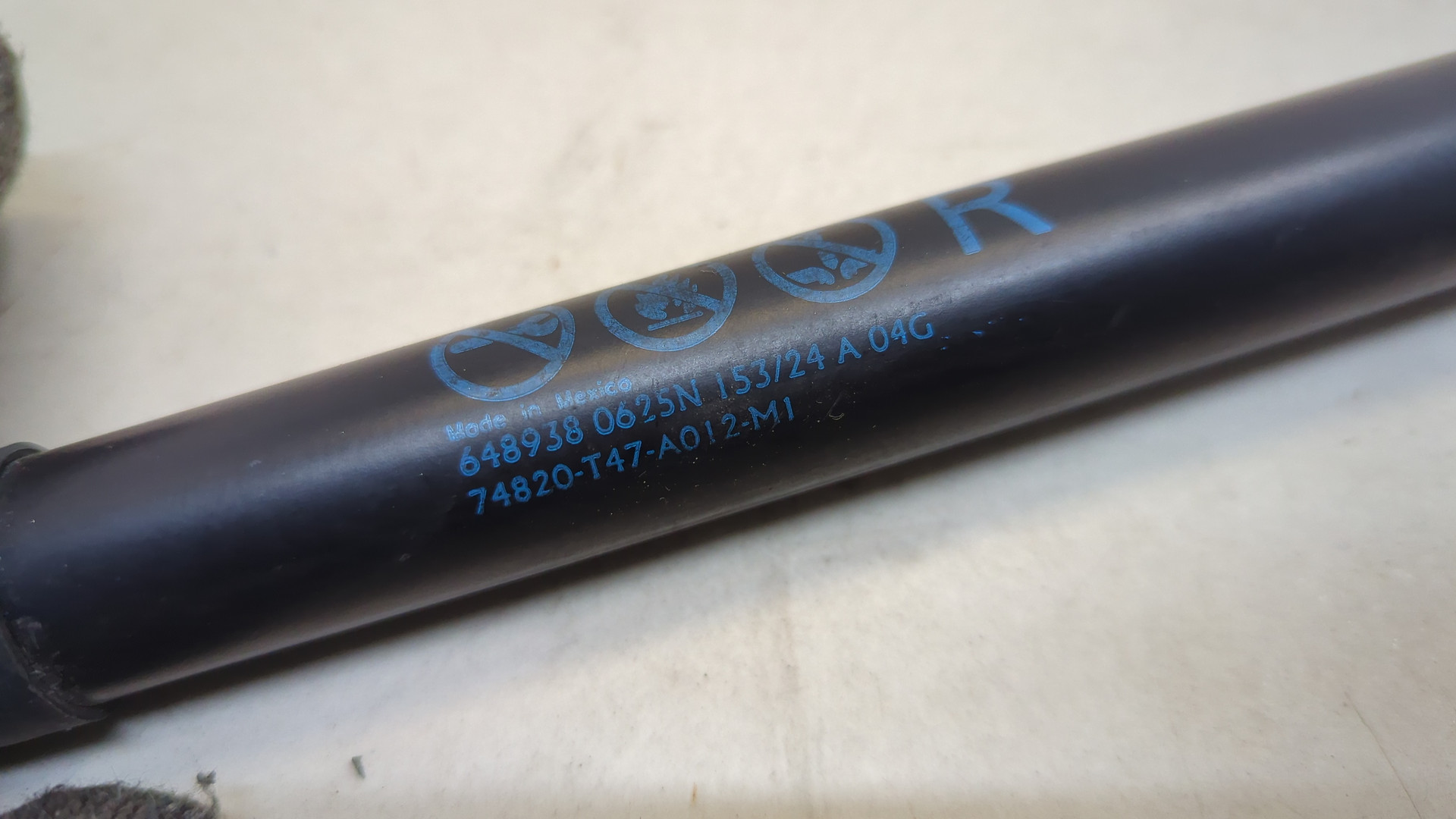 Амортизатор крышки багажника