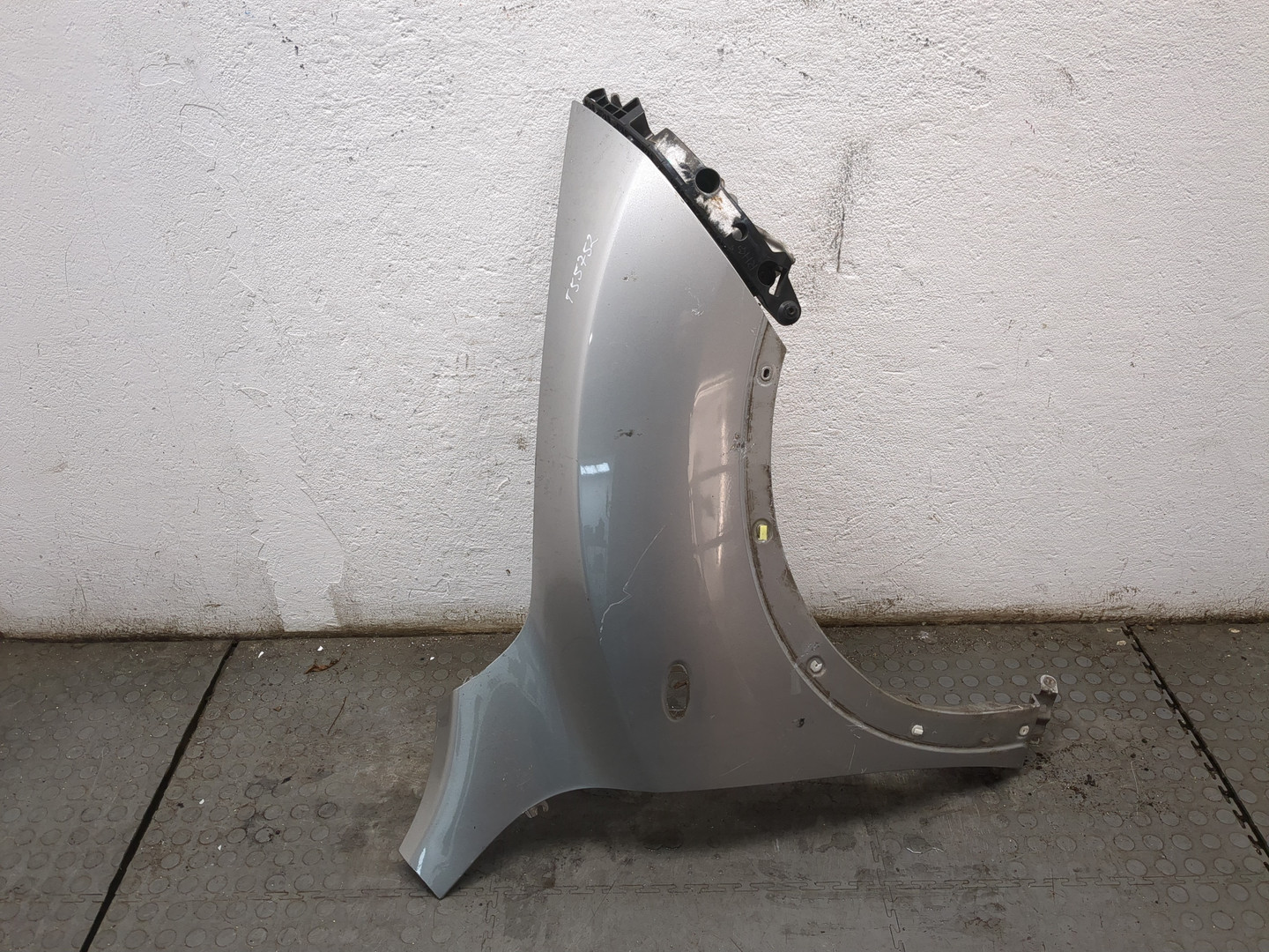 Крыло переднее правое