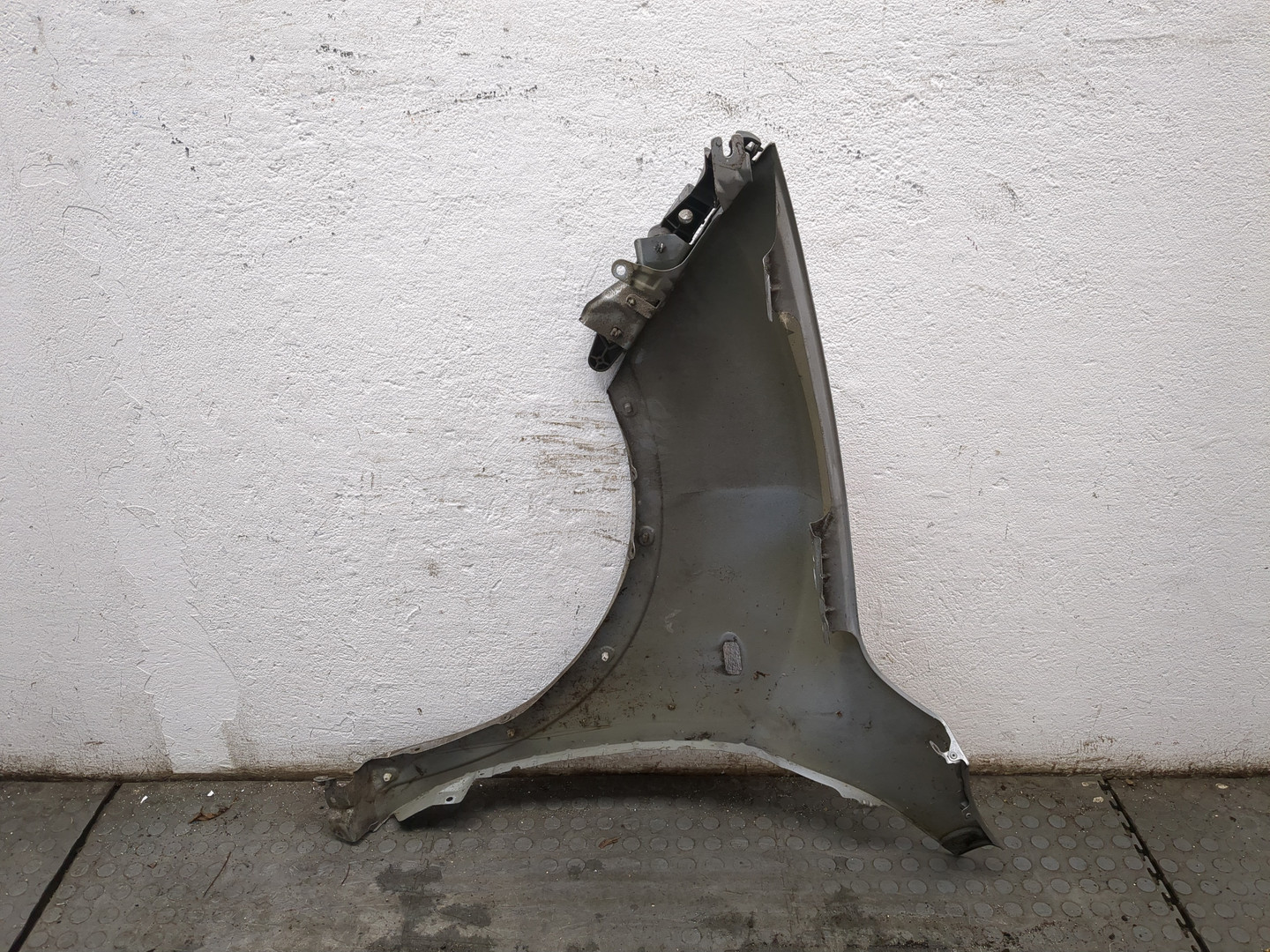 Крыло переднее правое