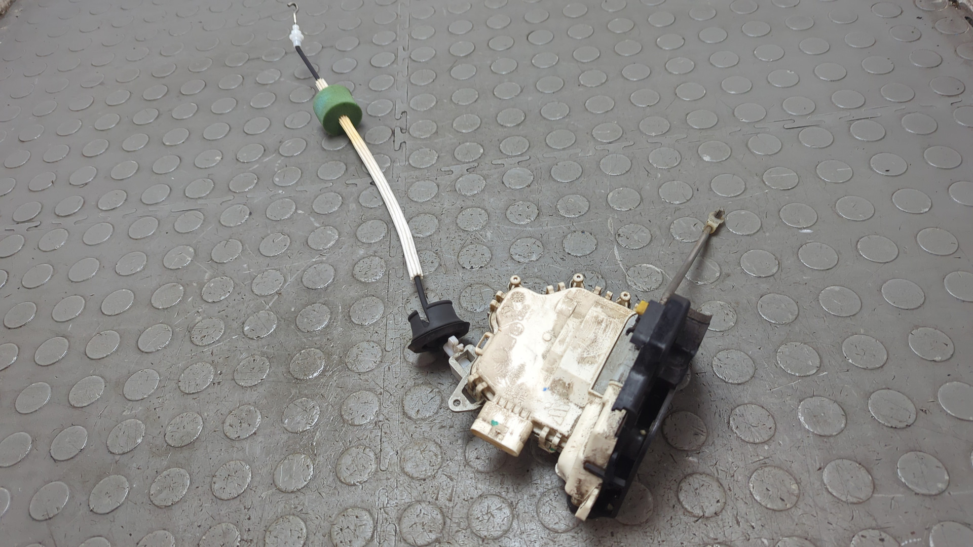 Замок двери передней левой