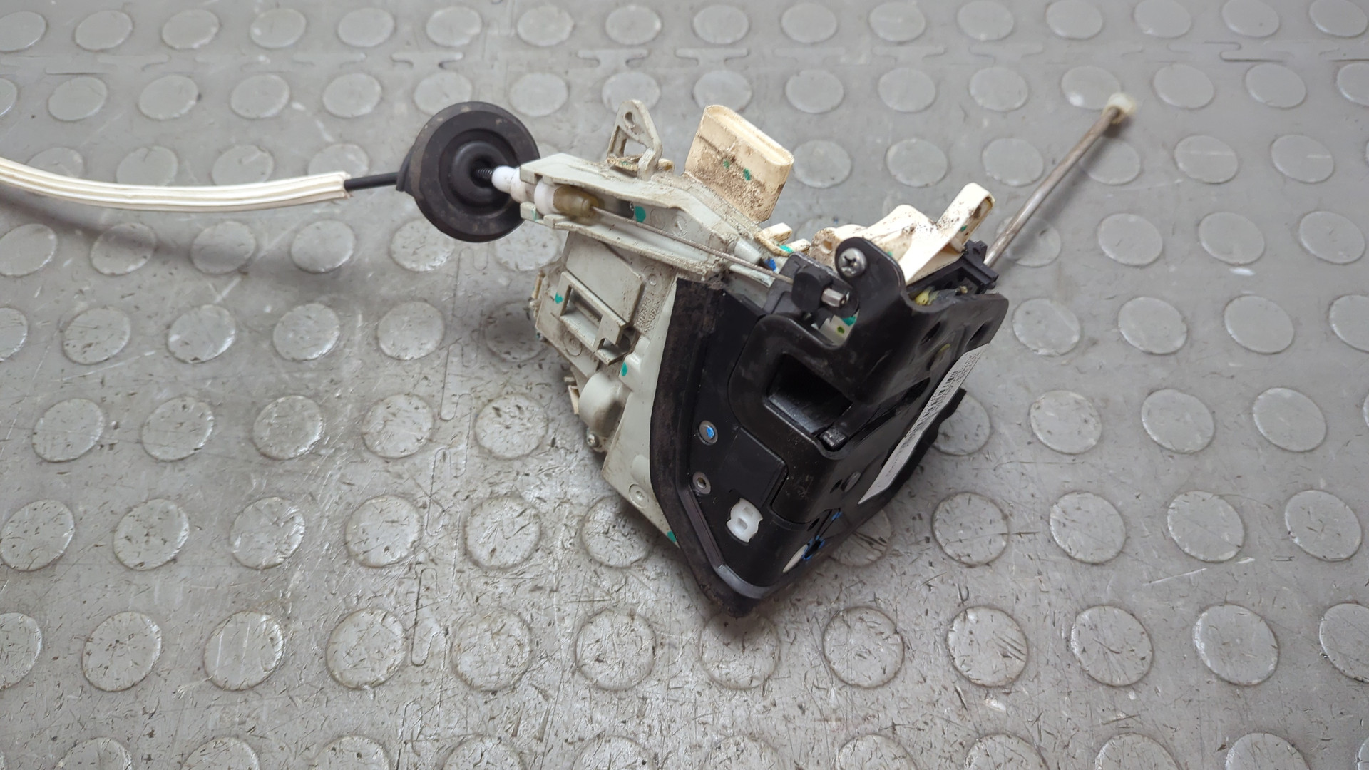 Замок двери передней левой