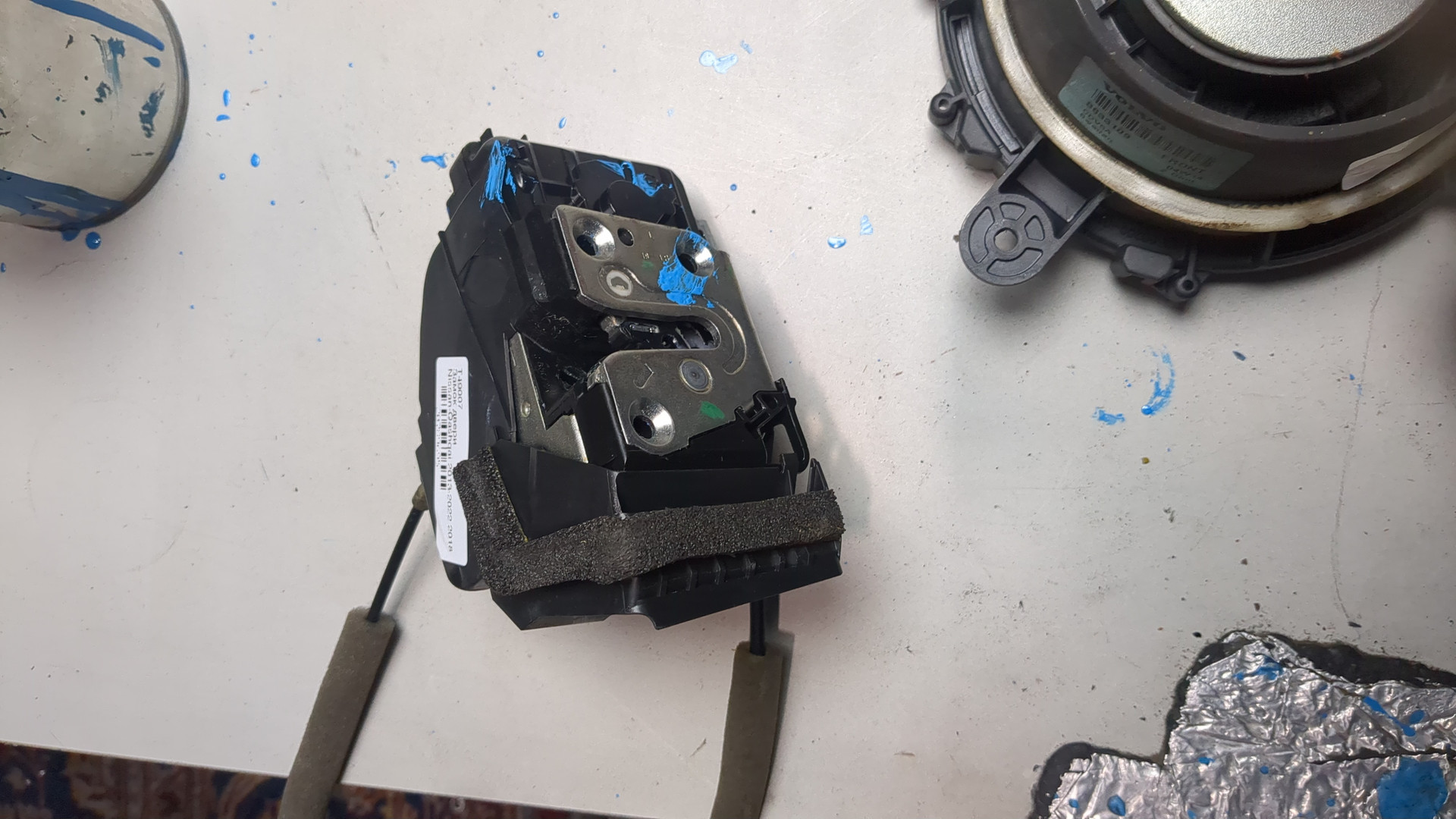 Замок двери передней левой