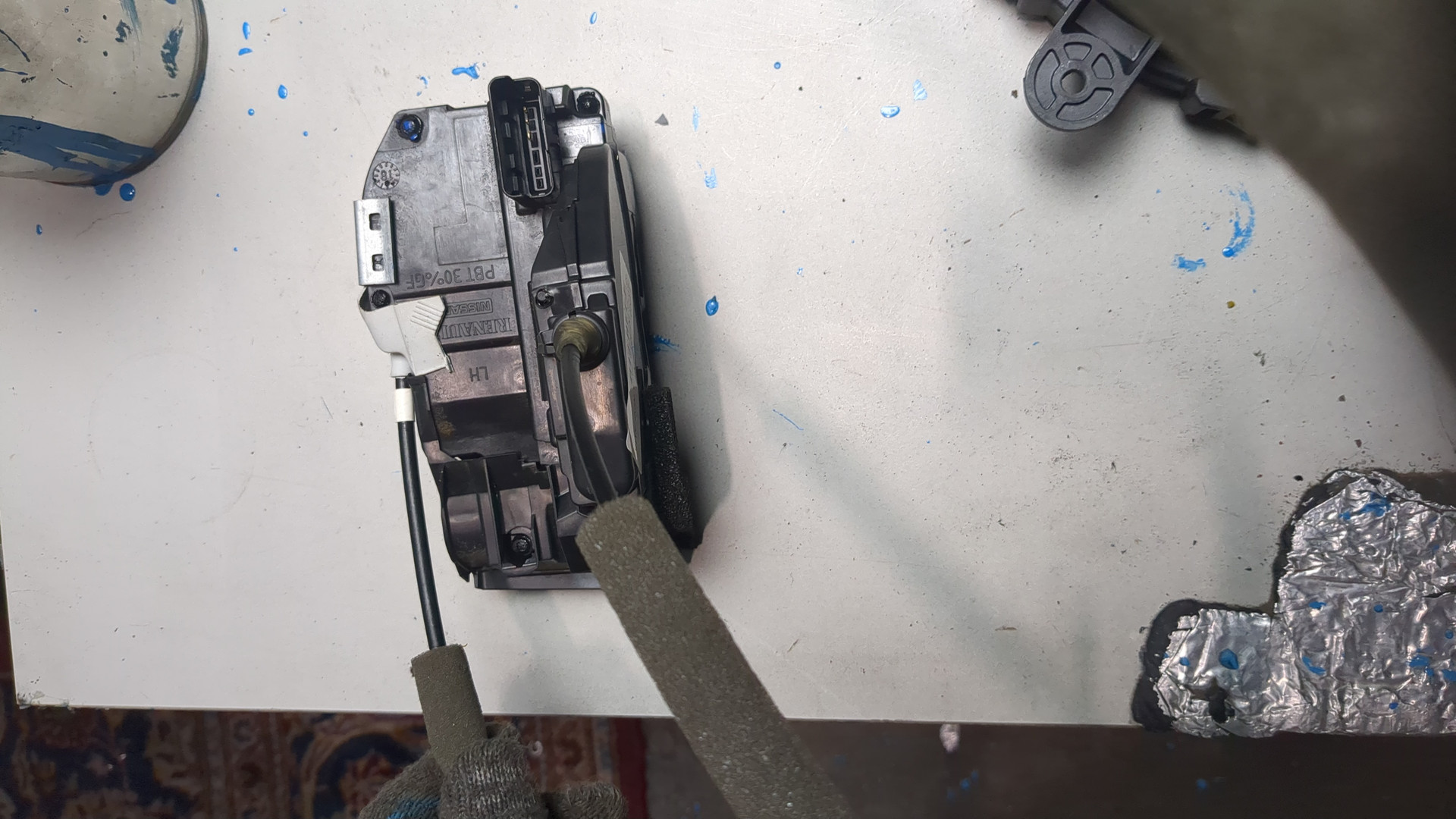 Замок двери передней левой