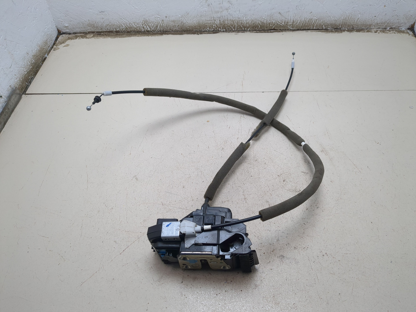 Замок двери передней левой