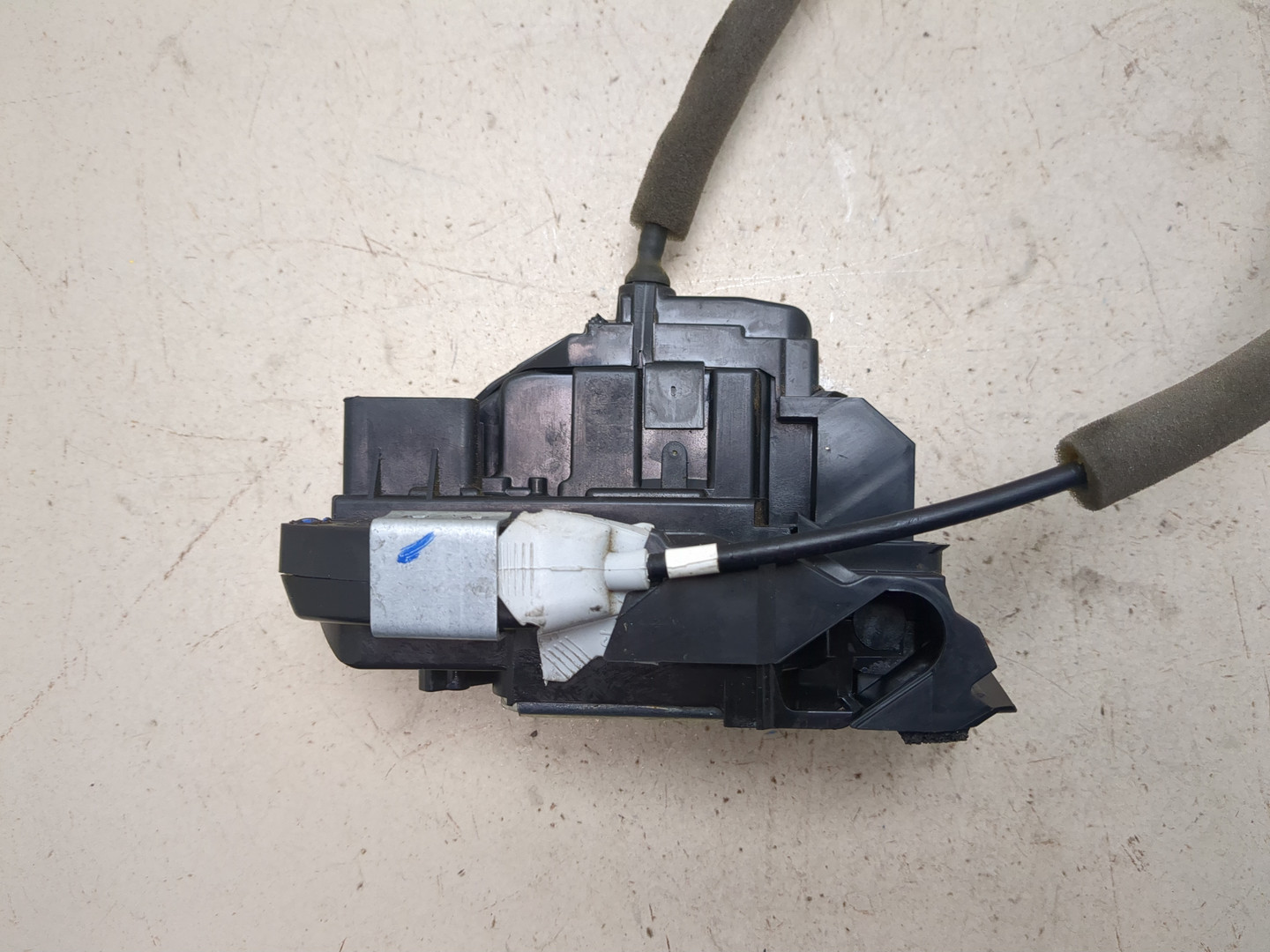 Замок двери передней левой