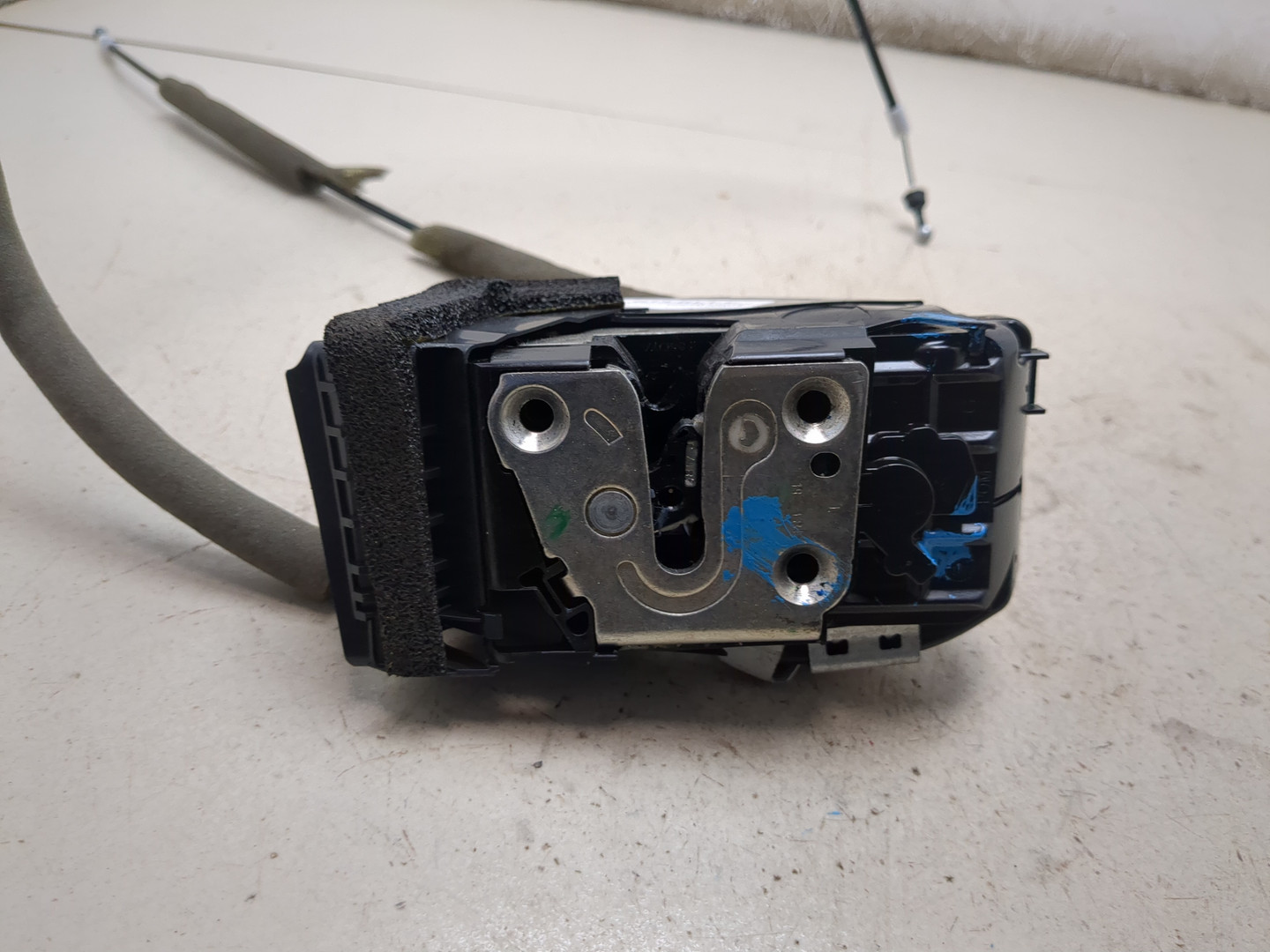 Замок двери передней левой