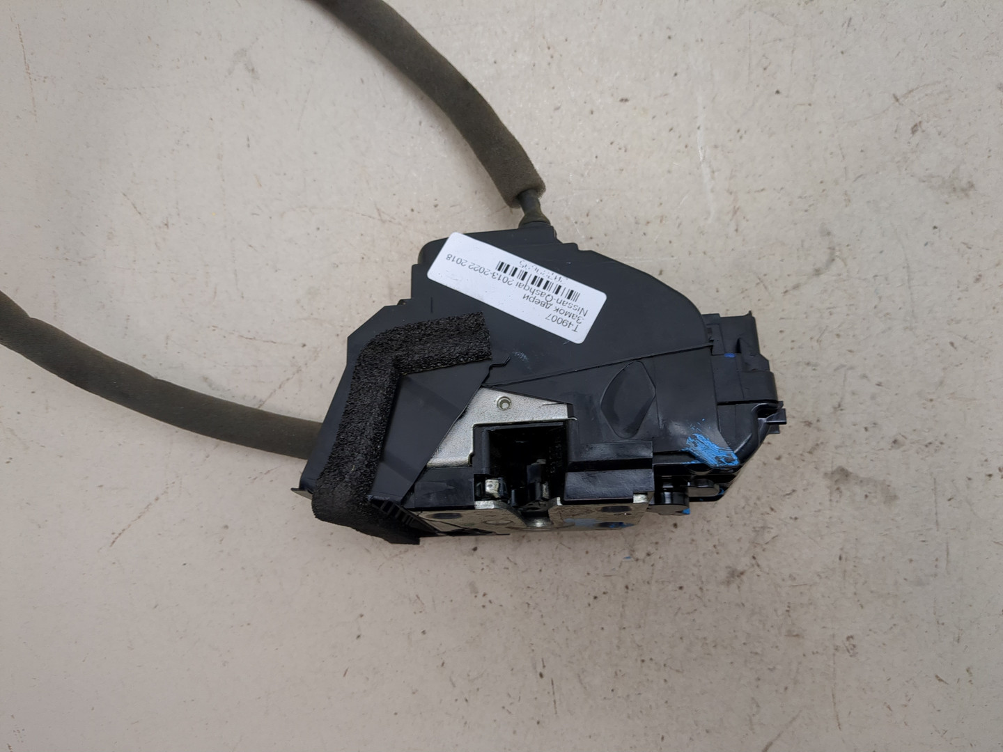 Замок двери передней левой