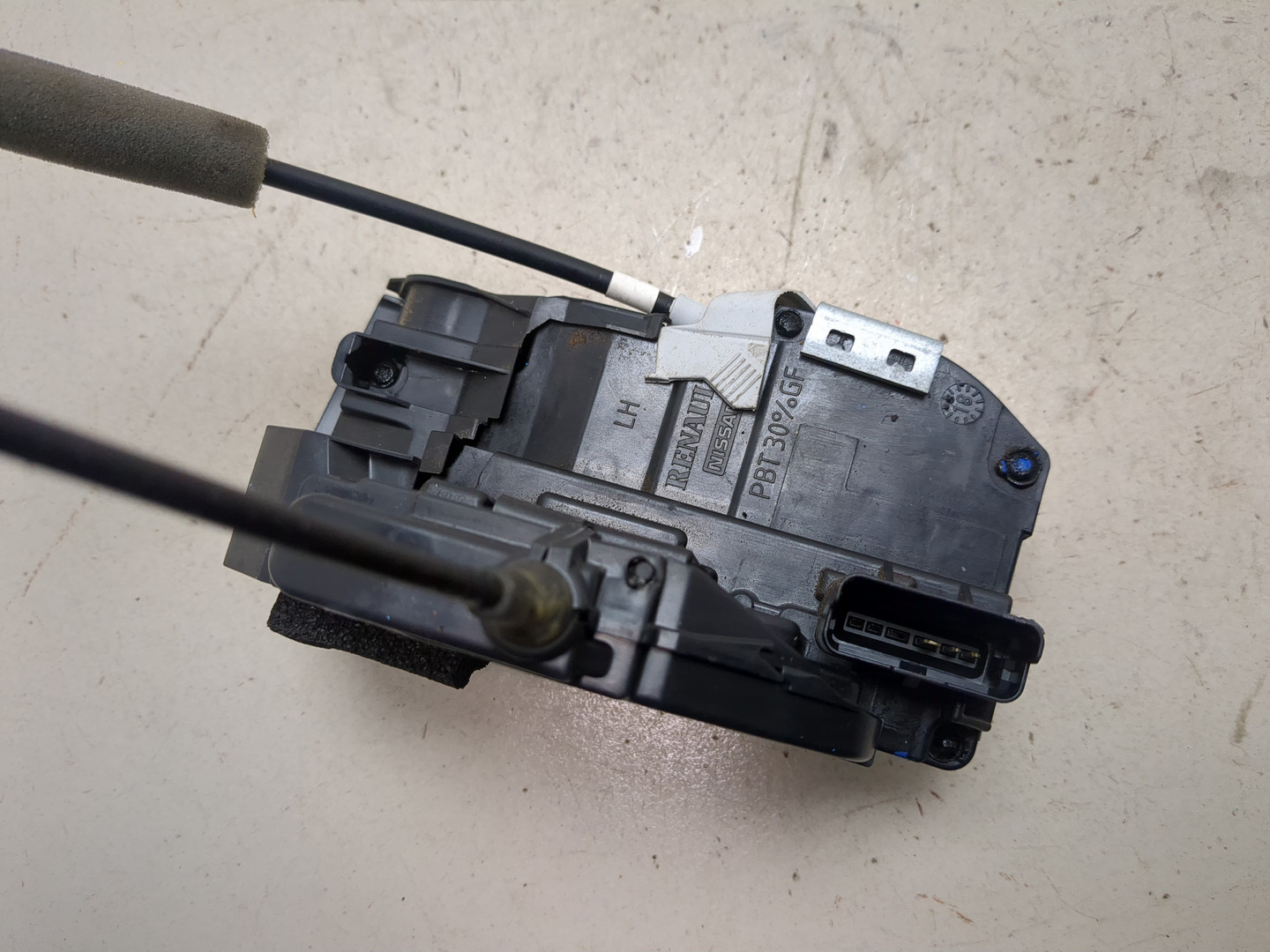 Замок двери передней левой