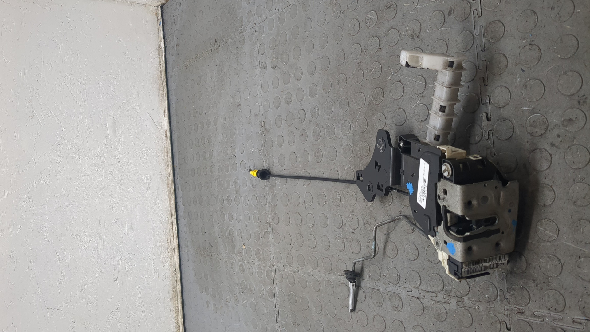 Замок двери задней левой