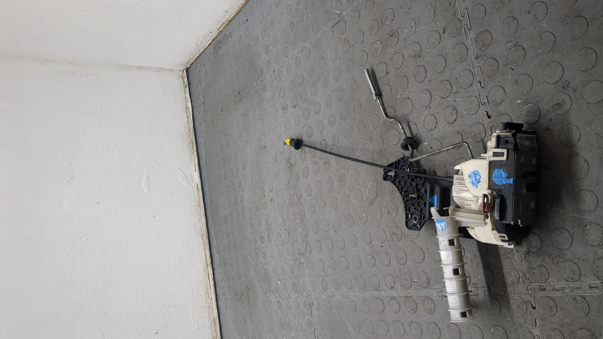 Замок двери задней левой