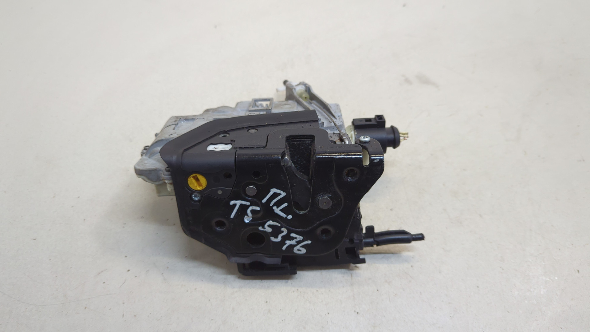 Замок двери передней левой