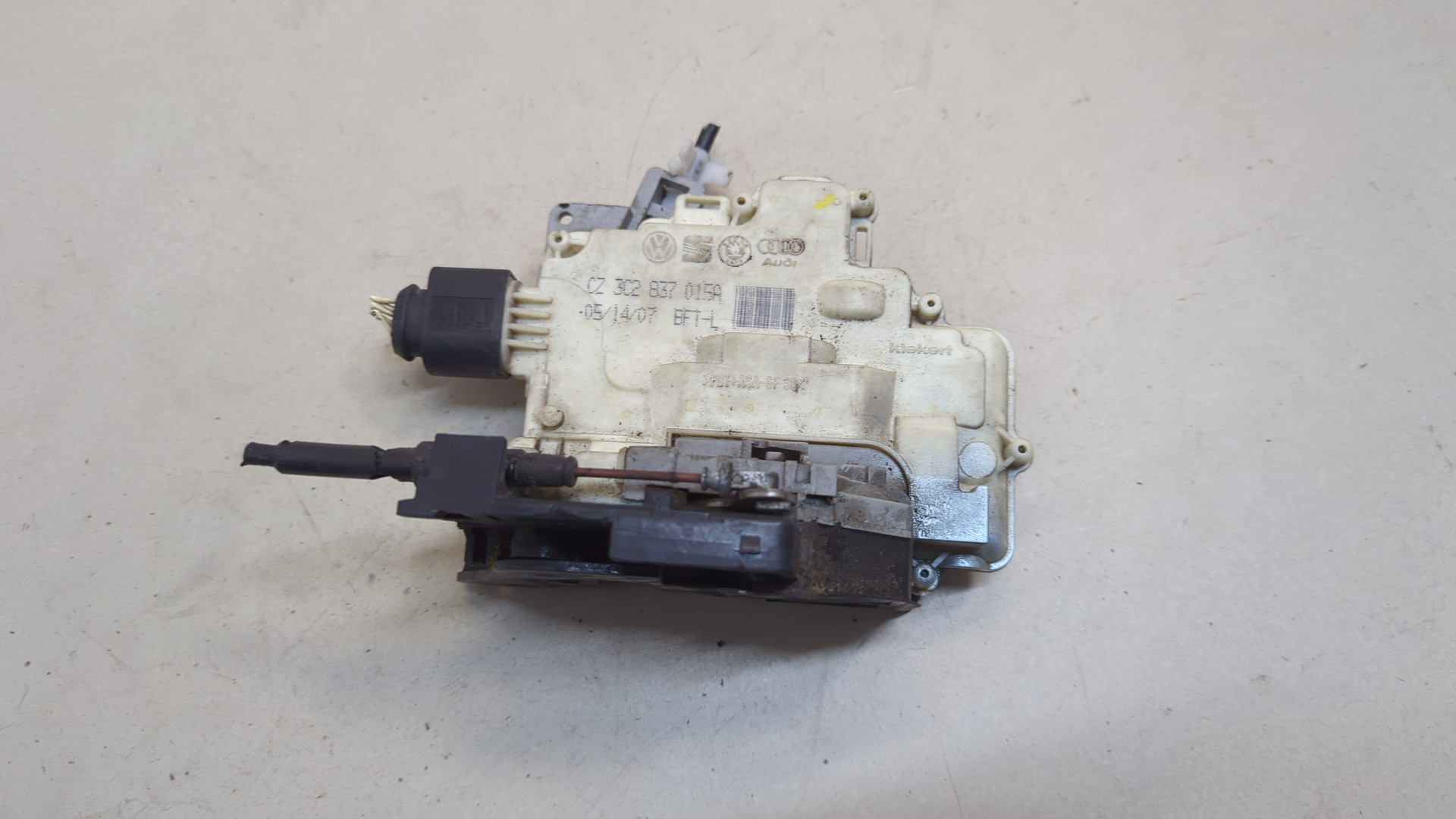 Замок двери передней левой