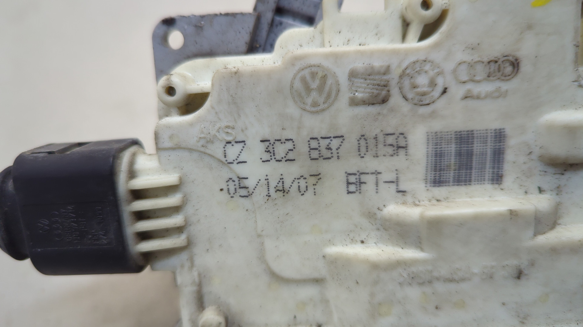 Замок двери передней левой