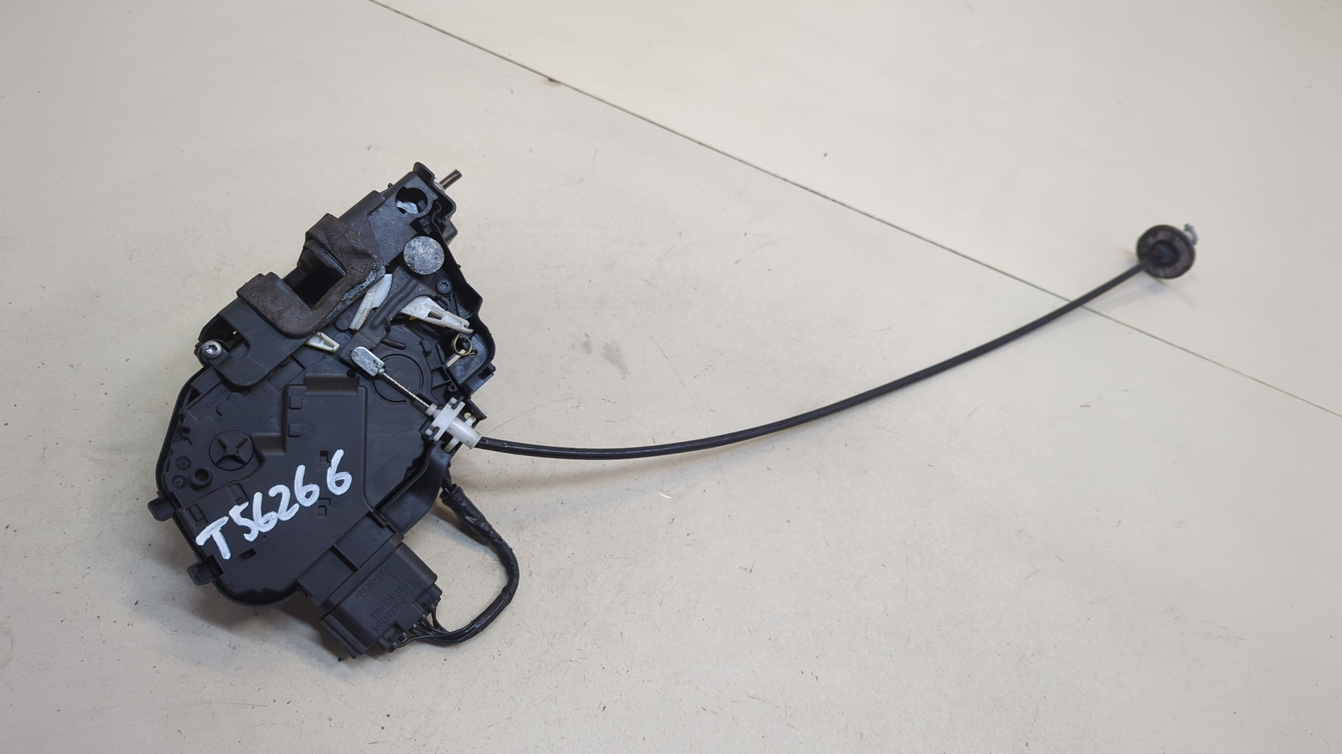 Замок двери передней левой