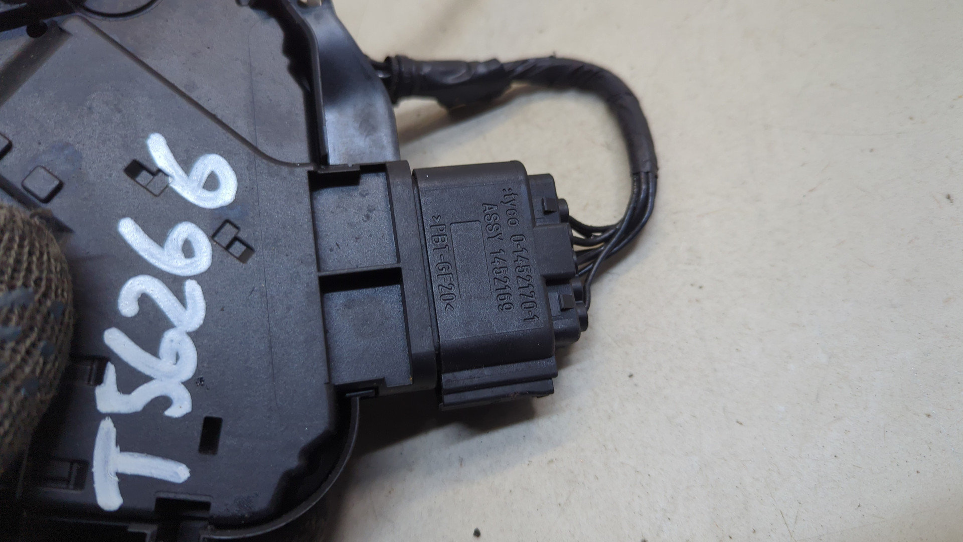 Замок двери передней левой