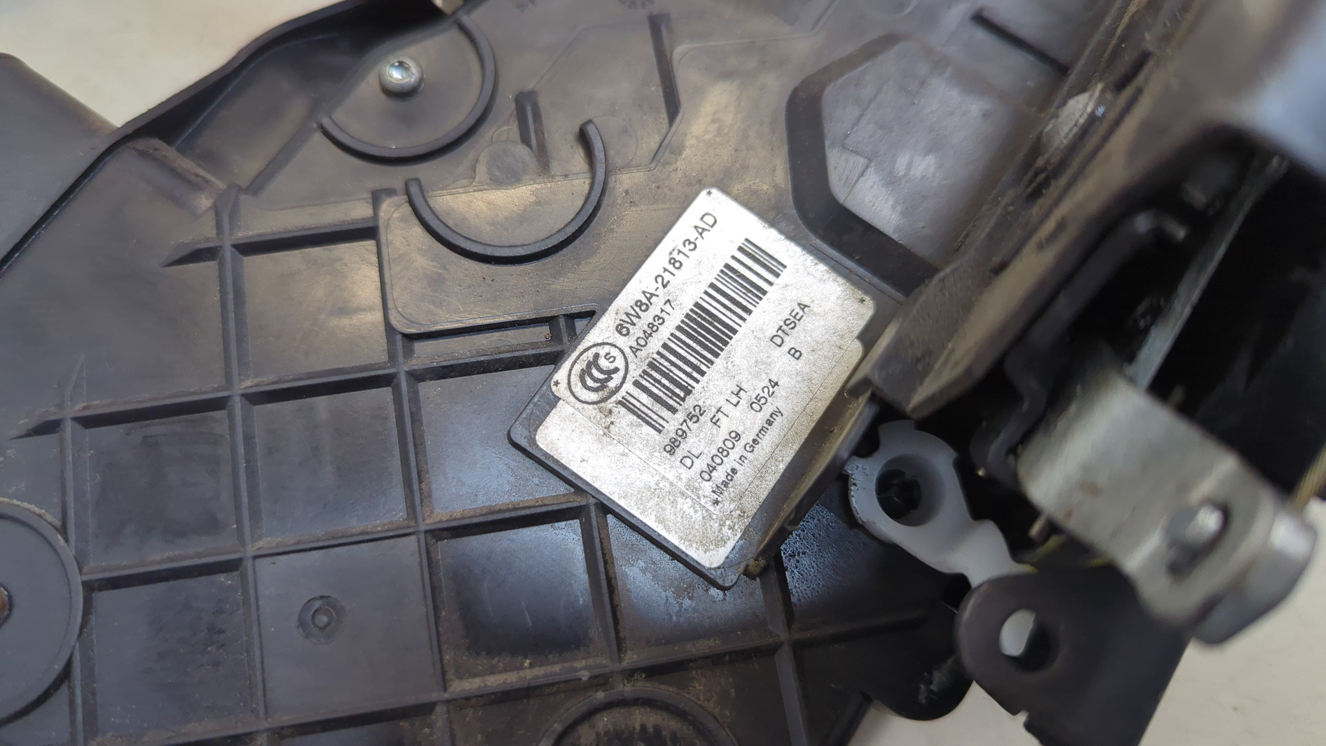 Замок двери передней левой