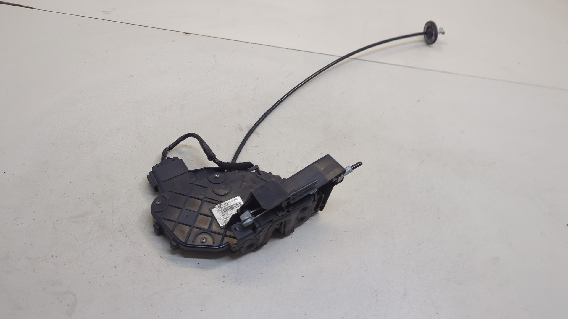 Замок двери передней левой