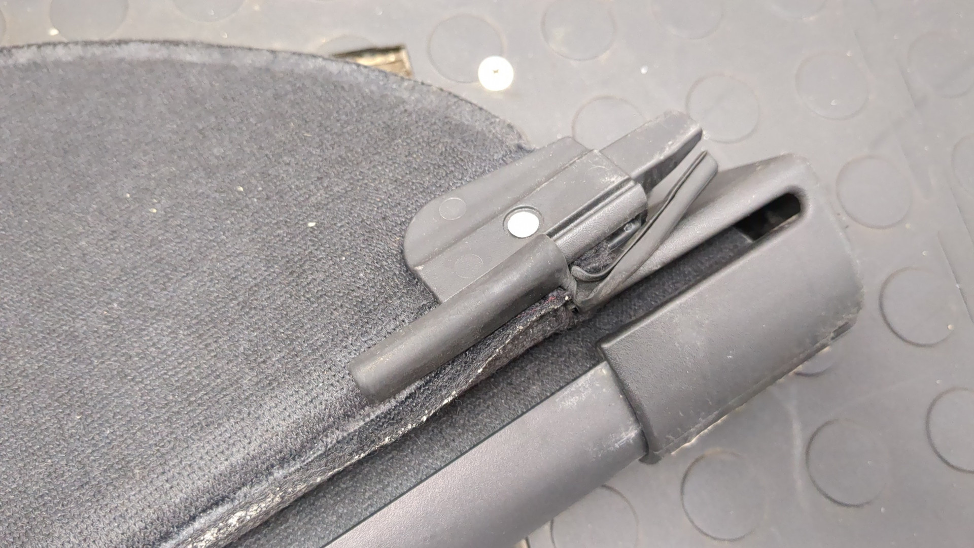 Шторка багажника