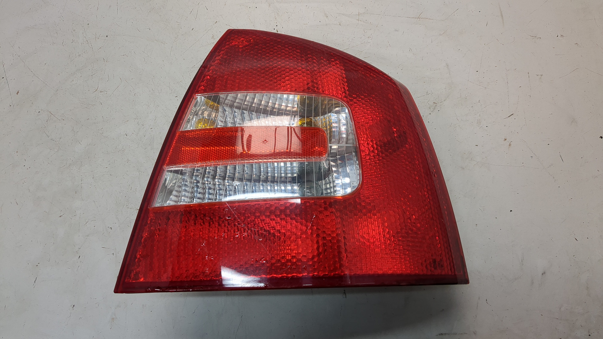 Фонарь задний правый