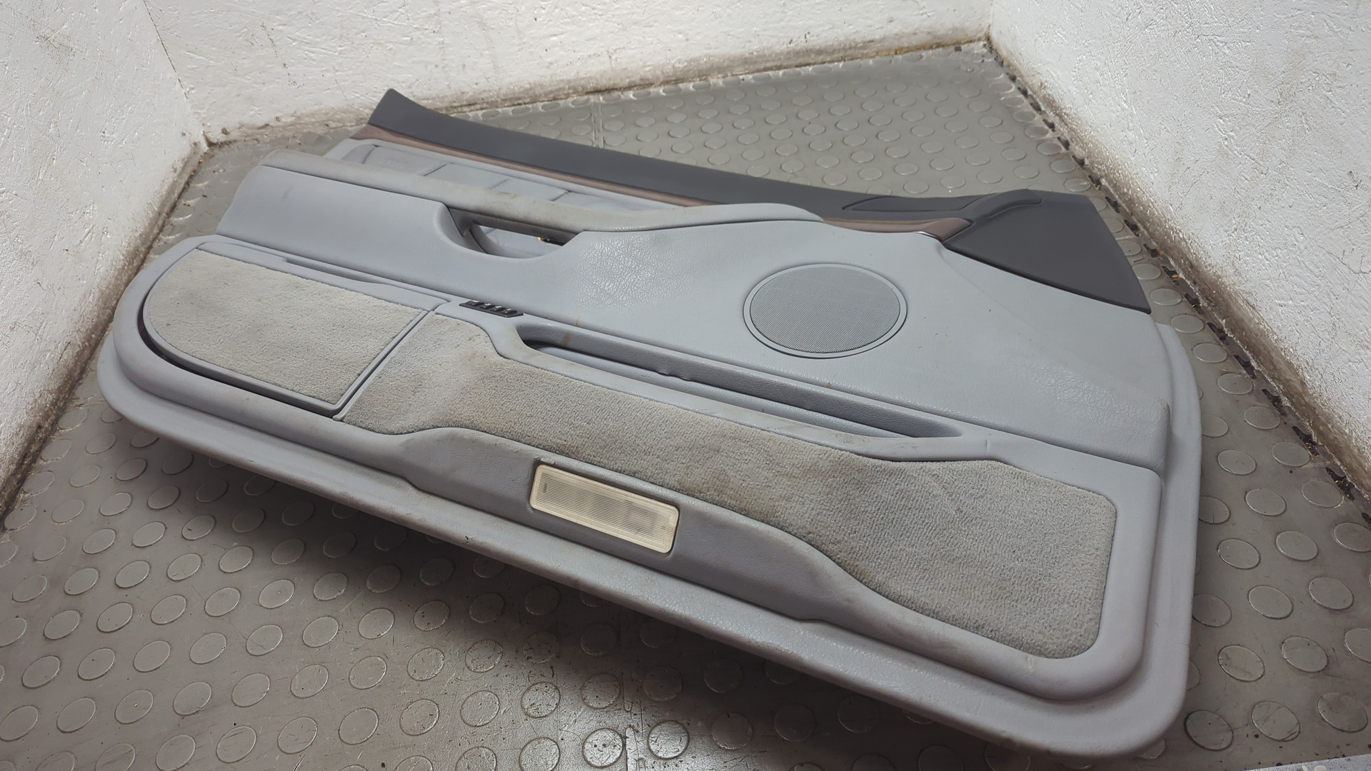 Обшивка двери передней левой